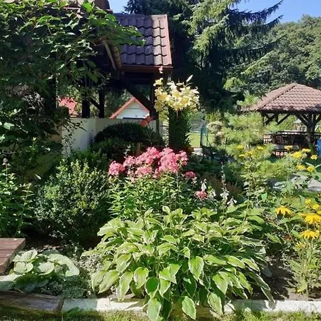 Large With Private Garden 別荘
